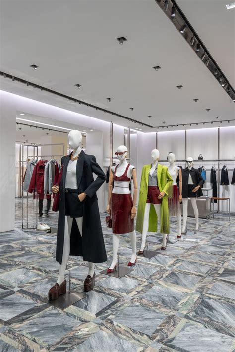 parete gucci milano|Dentro alla rinnovata boutique di Gucci a Milano .